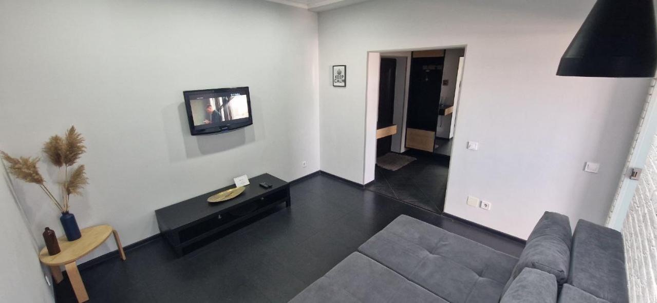 Modern Apartment In The Center Of Town 基希讷乌 外观 照片