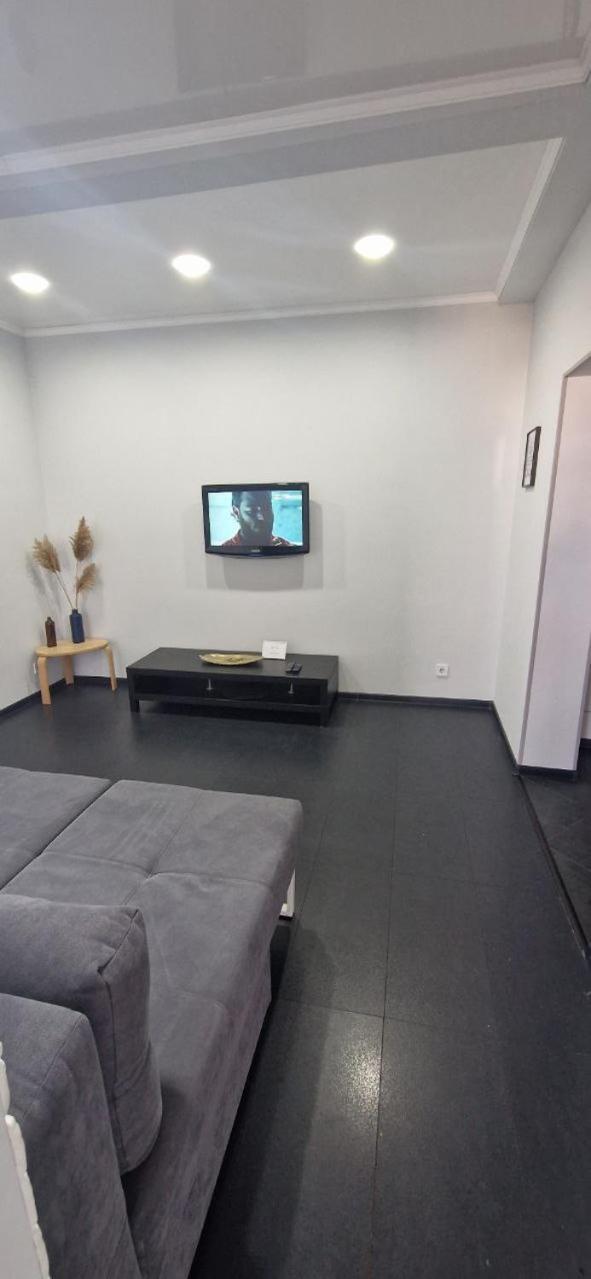 Modern Apartment In The Center Of Town 基希讷乌 外观 照片