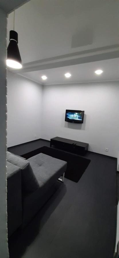 Modern Apartment In The Center Of Town 基希讷乌 外观 照片
