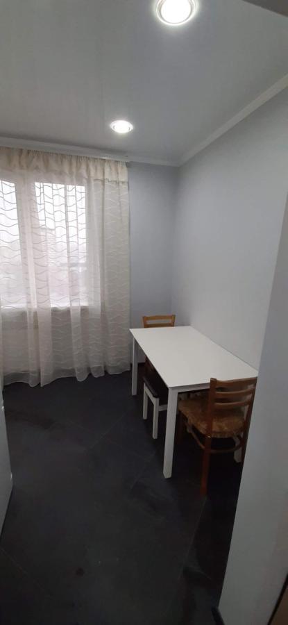 Modern Apartment In The Center Of Town 基希讷乌 外观 照片