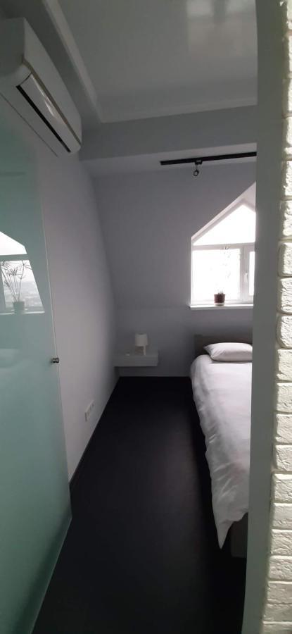 Modern Apartment In The Center Of Town 基希讷乌 外观 照片