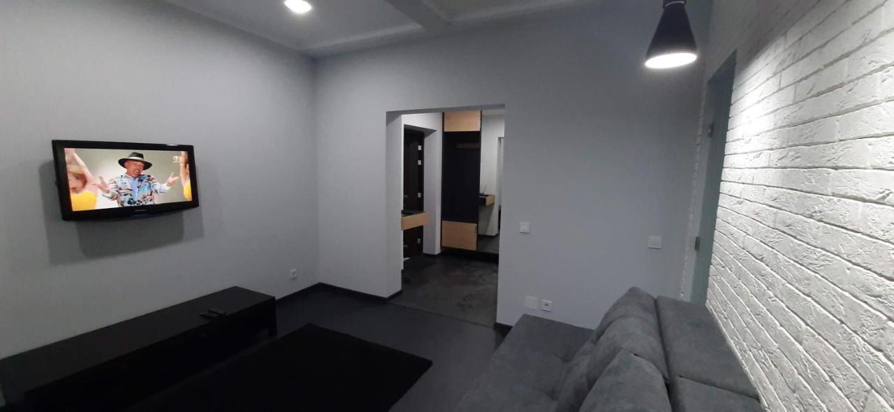 Modern Apartment In The Center Of Town 基希讷乌 外观 照片
