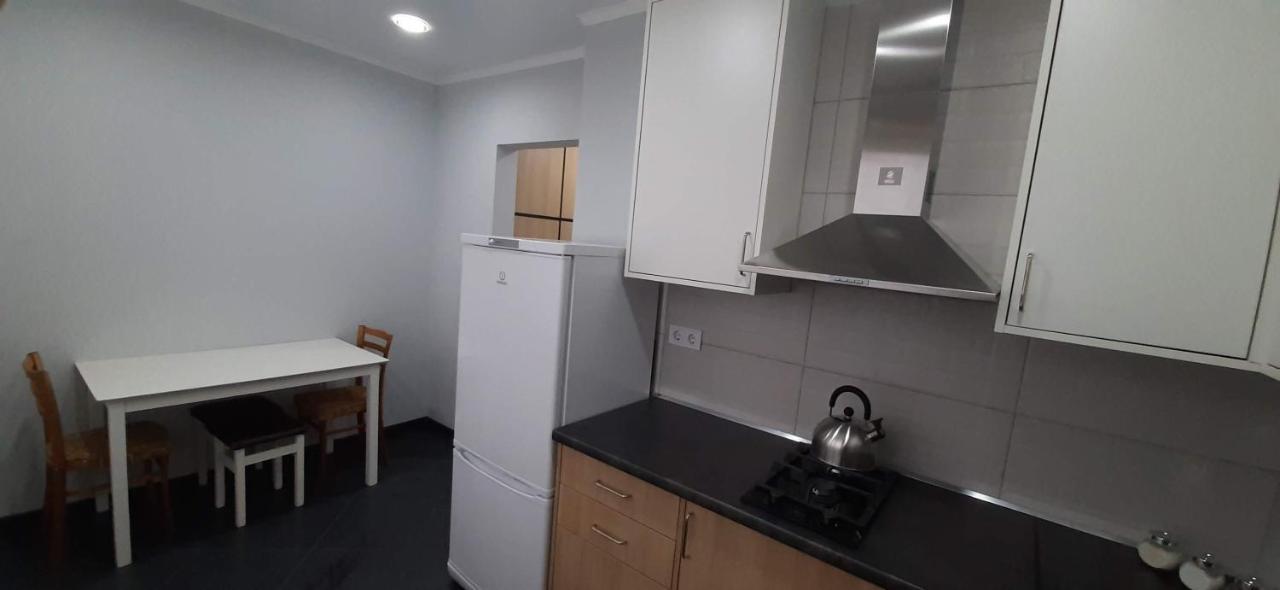 Modern Apartment In The Center Of Town 基希讷乌 外观 照片